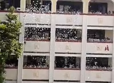 Học sinh đồng loạt xé và ném đề cương Học sinh đồng loạt xé và ném đề cương