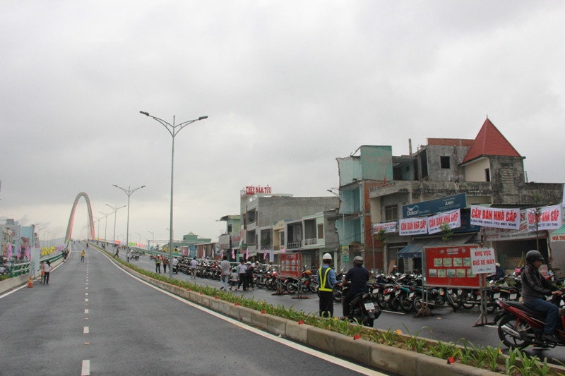 Nhiều người cho rằng, việc người dân tự ý treo biển "cần bán nhà gấp" trước ngày cầu vượt khánh thành là có vấn đề; đừng vì một nhóm lợi ích nhỏ mà làm như thế là không nên. Ảnh Thùy Linh