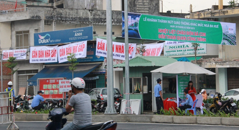 Việc treo biển "cần bán nhà gấp" như băng-rôn quảng cáo của người dân là hành vi vi phạm quảng cáo, gây phản cảm, mất mỹ quan đô thị, cần được tháo dỡ. Ảnh Thùy Linh