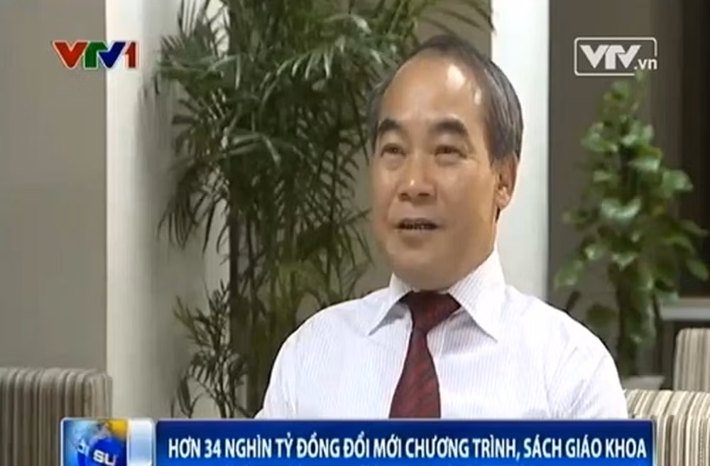 Tiến sĩ Nguyễn Vinh Hiển, Thứ trưởng Bộ Giáo dục và Đào tạo giải thích về 34 ngàn tỉ để đổi mới chương trình, sách giáo khoa trên VTV 1 tối 16/4/2014. Ảnh chụp màn hình.