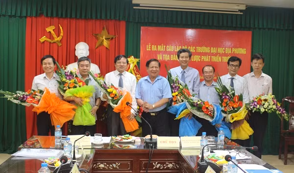 Phó Giáo sư, Tiến sĩ Trần Xuân Nhĩ – Phó Chủ tịch Hiệp hội các trường đại học, cao đẳng Việt Nam tặng hoa chúc mừng Ban chấp hành Câu lạc bộ các trường đại học địa phương, nhiệm kỳ 2017 - 2020