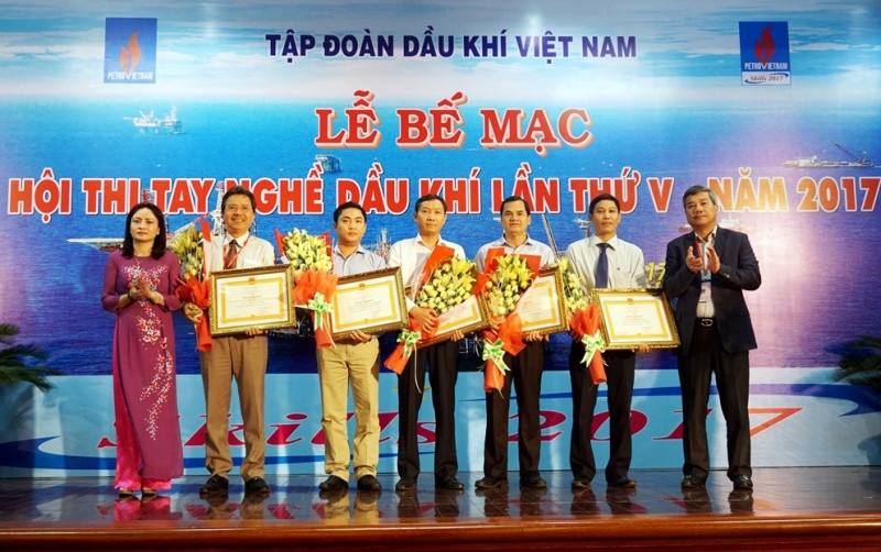 Đồng chí Đỗ Chí Thanh - Phó Tổng giám đốc Tập đoàn Dầu khí Việt Nam và đồng chí Nghiêm Thùy Lan - Chủ tịch Công đoàn Dầu khí Việt Nam trao giải toàn đoàn cho các đội