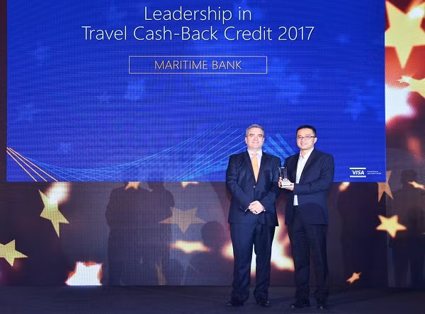 Đại diện Maritime Bank, ông Nguyễn Hữu Quang, Giám đốc Trung tâm Thẻ Maritime Bank nhận cúp từ Visa Đại diện Maritime Bank, ông Nguyễn Hữu Quang, Giám đốc Trung tâm Thẻ Maritime Bank nhận cúp từ Visa