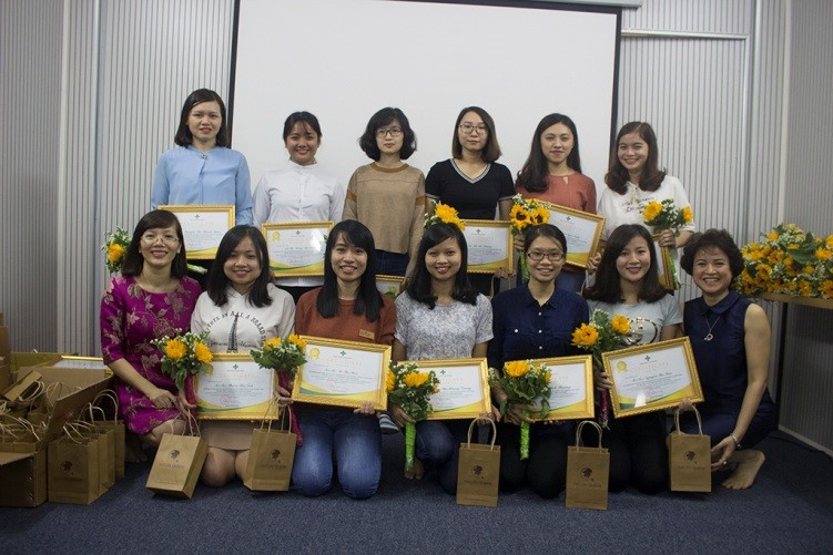 Lãnh đạo công ty trao hoa, quà và chứng nhận cho các học viên Lãnh đạo công ty trao hoa, quà và chứng nhận cho các học viên