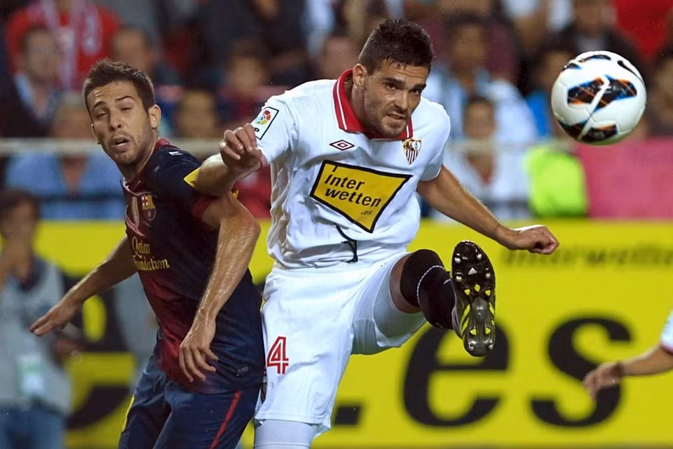 Sevilla tràn lên tấn công đối thủ sau bàn thắng mở tỷ số.