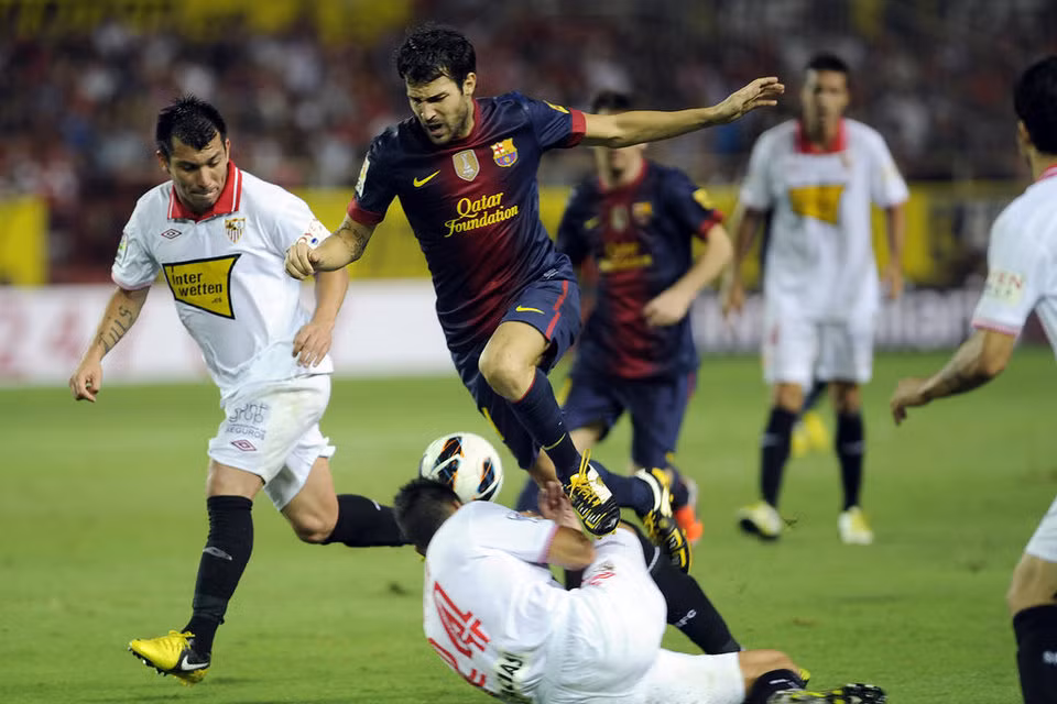 Barca băng lên tấn công.