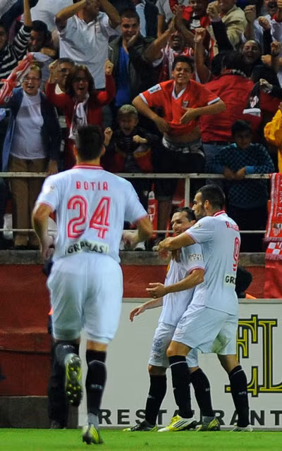 Negredo đem về bàn thắng thứ hai cho Sevilla.