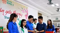 Tặng vé xe cho sinh viên khó khăn về quê đón tết. Ảnh: AN