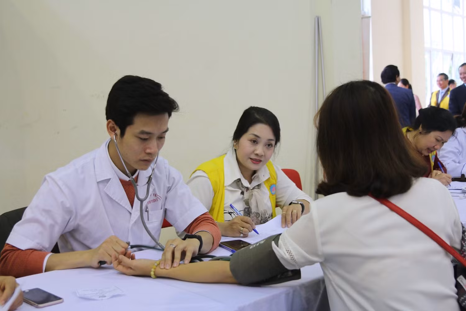 Người lao động tham gia Bảo hiểm xã hội và Bảo hiểm y tế tự nguyện được hưởng những chính sách ưu việt.