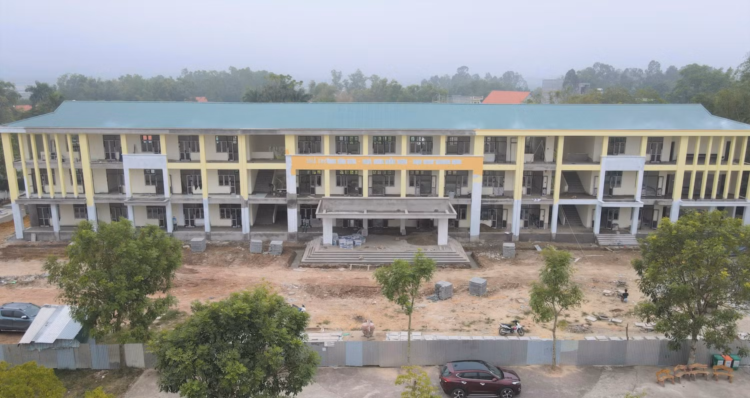 Dãy phòng học tại Trường Tiểu học Hải Hoà đang trong quá trình hoàn thiện, dự kiến đưa vào sử dụng trong học kỳ II của năm học 2021 - 2022 (Ảnh: PL)