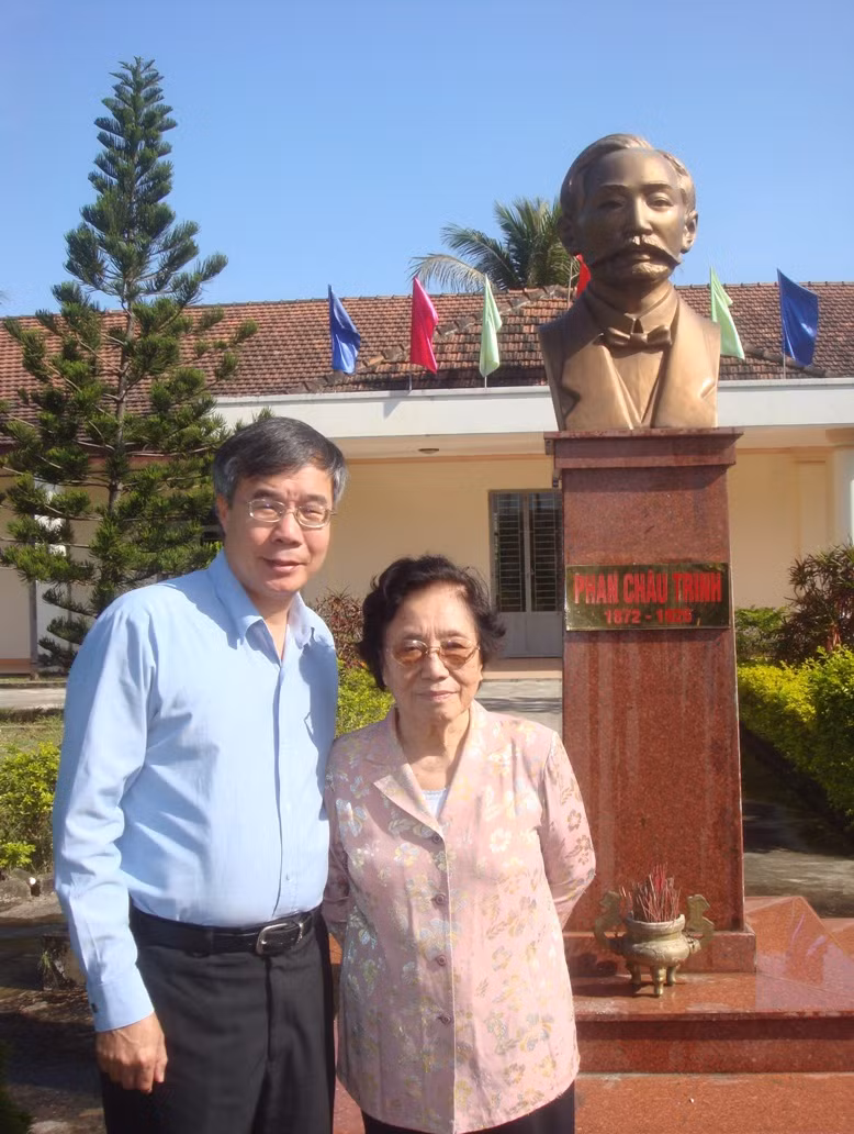 ThS Trần Đức Cảnh chụp ảnh kỷ niệm cùng Bà Nguyễn Thị Bình, nguyên Phó Chủ tịch nước, thành viên Hội đồng sáng lập Trường ĐH Phan Châu Trinh. ThS Trần Đức Cảnh chụp ảnh kỷ niệm cùng Bà Nguyễn Thị Bình, nguyên Phó Chủ tịch nước, thành viên Hội đồng sáng lập Trường ĐH Phan Châu Trinh.