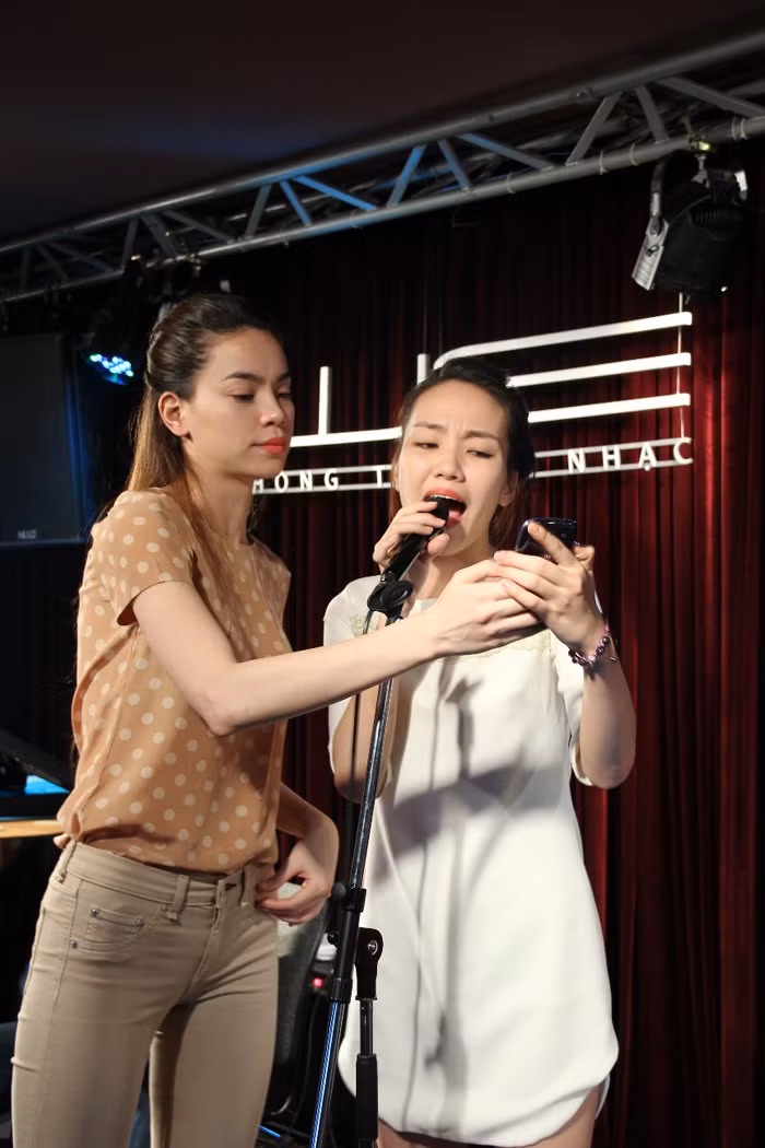 Hà Hồ hướng dẫn cho Hương Giang.