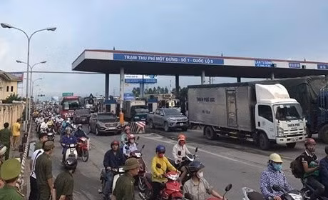 Nhiều lái xe phản ứng vì mức thu phí cao tại trạm thu phí trên đường 5 cũ. ảnh: vov.