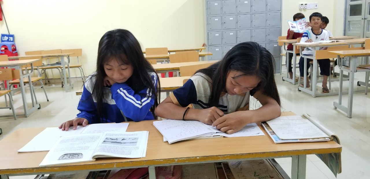 Học sinh vùng cao rất chăm chỉ học tập, nhiều em mong được học lên đại học để có được công tốt, thoát nghèo. Ảnh: NVCC.