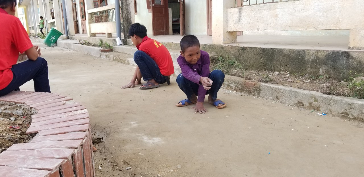 Học sinh bán trú chơi bắn bi vào thời gian rảnh. Ảnh: NVCC.