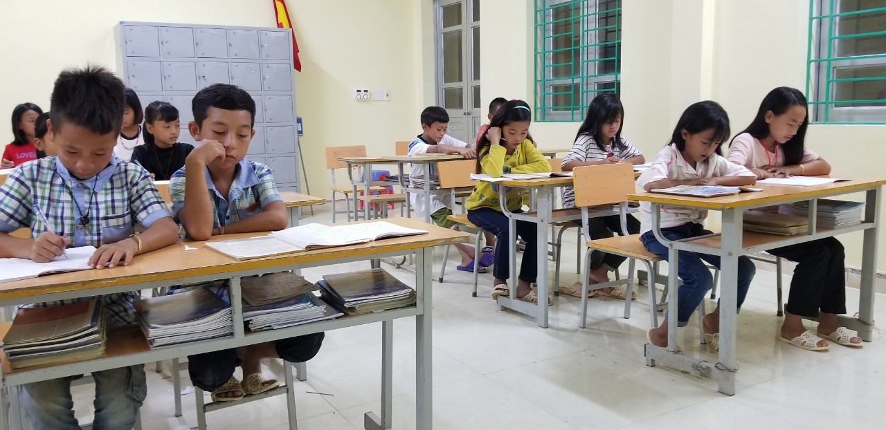 Học sinh bán trú ôn, học bài buổi tối tại lớp. Ảnh: NVCC.