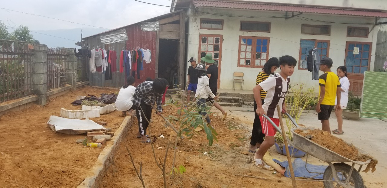 Ngoài thời gian học tập, vào thứ 2 hàng tuần học sinh trường bán trú Thu Lũm sẽ lao động để cải tạo cảnh quan nhà trường xanh sạch đẹp. Ảnh: NVCC.