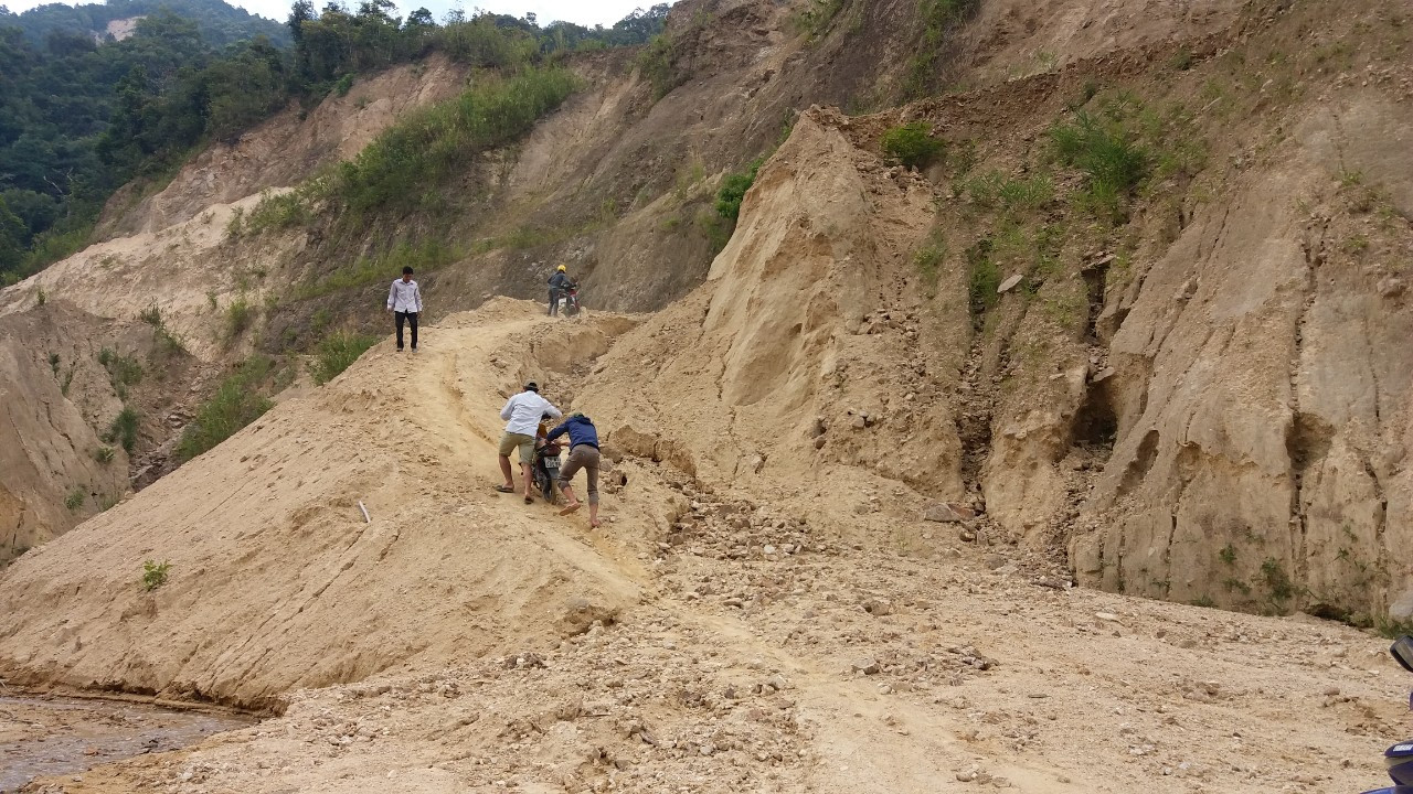 Giáo viên thay nhau vào bản vận động, thuyết phục phụ huynh cho con em đến trường đi học. Ảnh: NVCC.