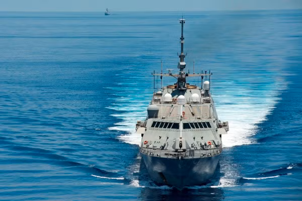 Chiến hạm USS Fort Worth Hoa Kỳ tuần tra Biển Đông tháng Năm năm nay, ảnh: The Strait Times.