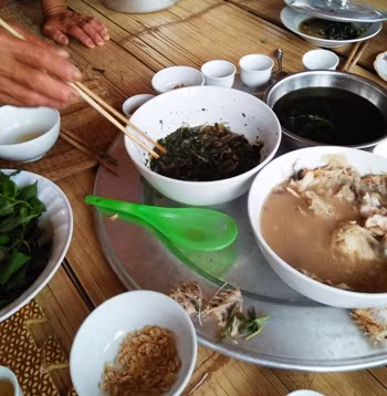 Cá, tôm sau mỗi lần đánh bắt sẽ được chế biến thành các món canh, kho để phục vụ cho bữa ăn hằng ngày. Ảnh: Xuân Quang.
