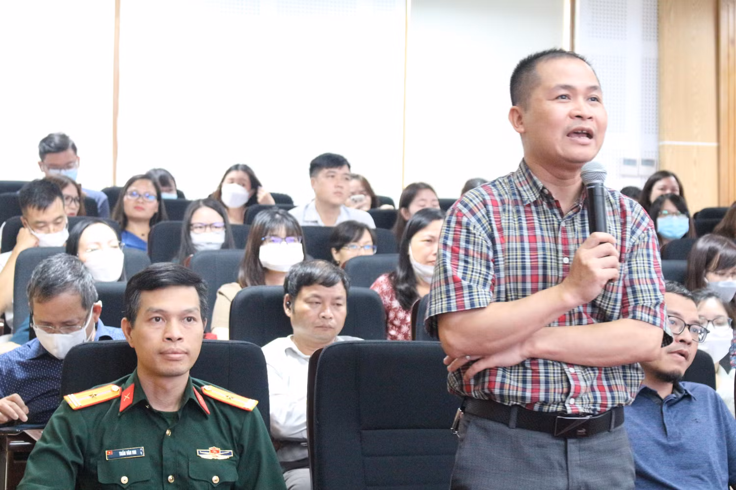 Giảng viên Trường Đại học Hà Nội chia sẻ, trao đổi cùng diễn giả. (Ảnh: Phạm Minh)