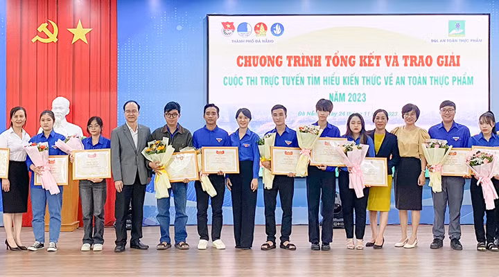 Ban tổ chức trao giải cho các cá nhân và tập thể xuất sắc. Ảnh: danang.gov.vn