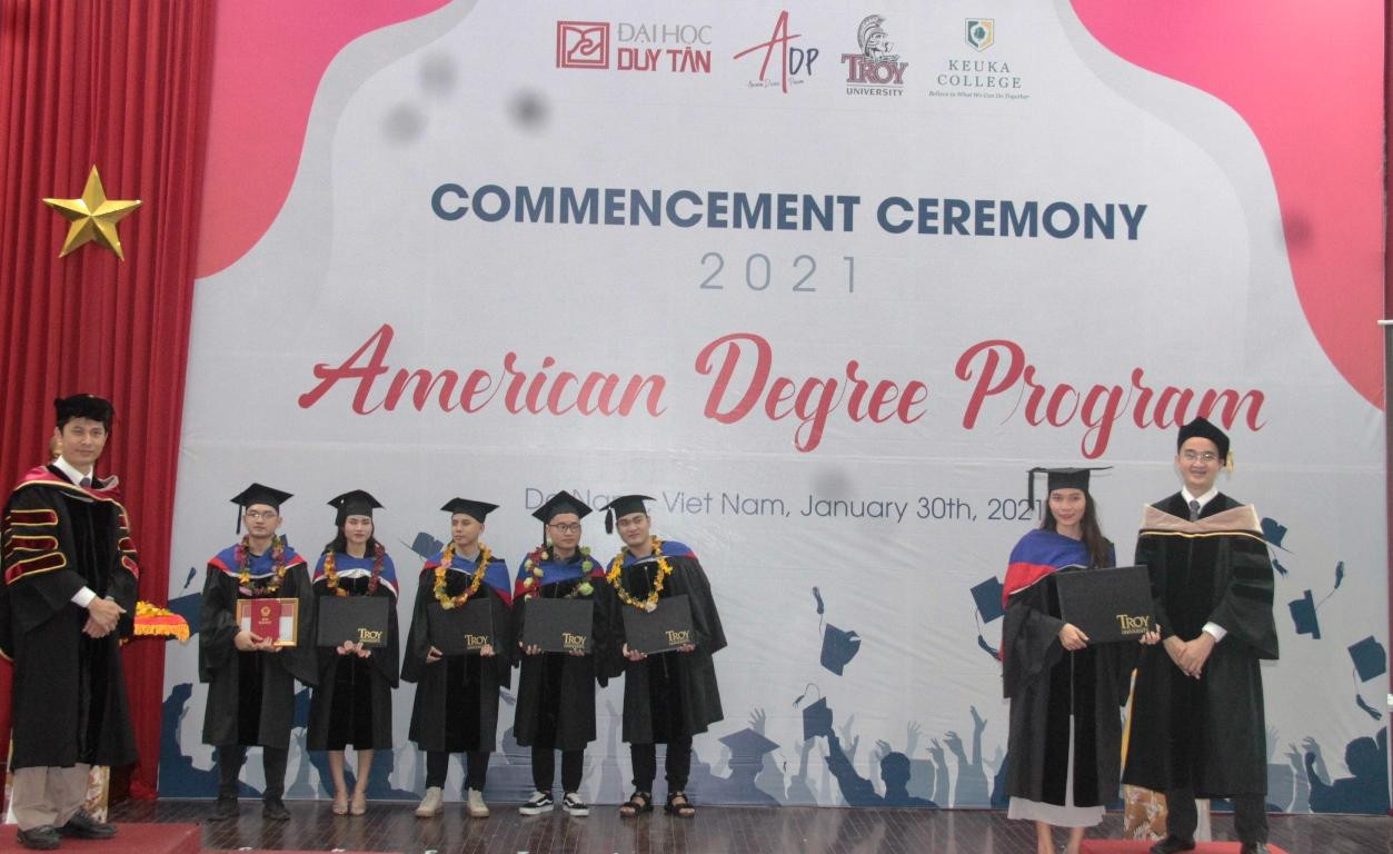 Trao bằng tốt nghiệp cho sinh viên học chương trình lấy bằng Đại học Troy và KeuKa (Mỹ) tại Việt Nam. Ảnh: AN