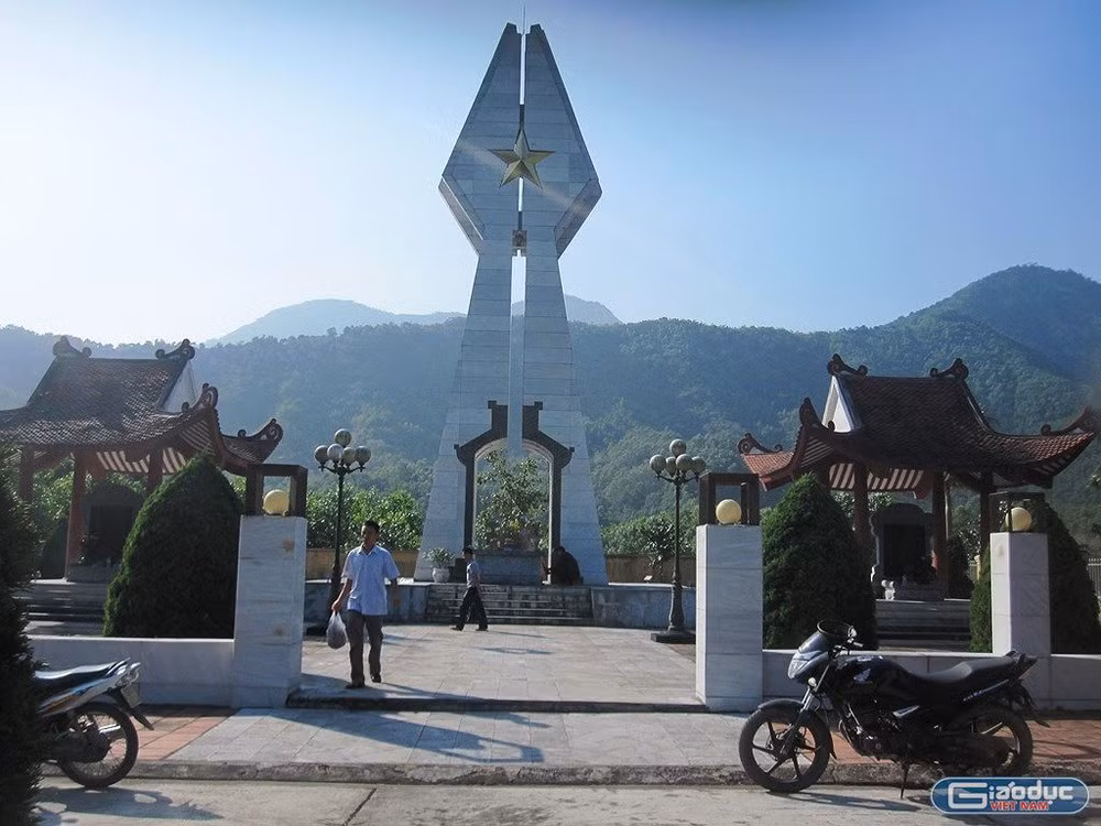 Dù tàn phá tan hoang, tàn sát dã man người Việt trong cuộc chiến Trung Quốc xâm lược toàn tuyến biên giới phía Bắc, điều họ không bao giờ làm được là bẻ gẫy ý chí độc lập của dân tộc Việt Nam. Đài tưởng niệm 86 chiến sĩ hi sinh được xây dựng tại nền đồn biên phòng Pò Hèn năm xưa (Ảnh: Lại Cường)
