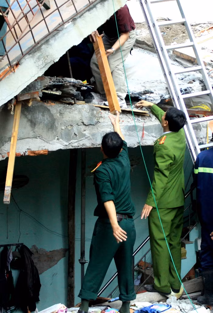 Sự thiếu thốn, nghèo nàn đến nỗi lực lượng cứu hộ phải tận dụng từng thanh gỗ trong đống đổ nát để chống, đỡ những khối bê-tông tránh việc sập đổ tiếp theo.