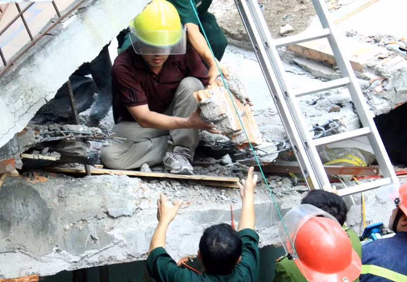 Bất cứ ai chứng kiến cảnh lực lượng cứu hộ ngày hôm đó cũng có thể thấy được nguyên nhân vì sao lại dẫn đến sự chậm trễ ấy. Lực lượng cứu hộ chỉ với tay không đúng nghĩa bới từng viên gạch, cục bê-tông thế này.