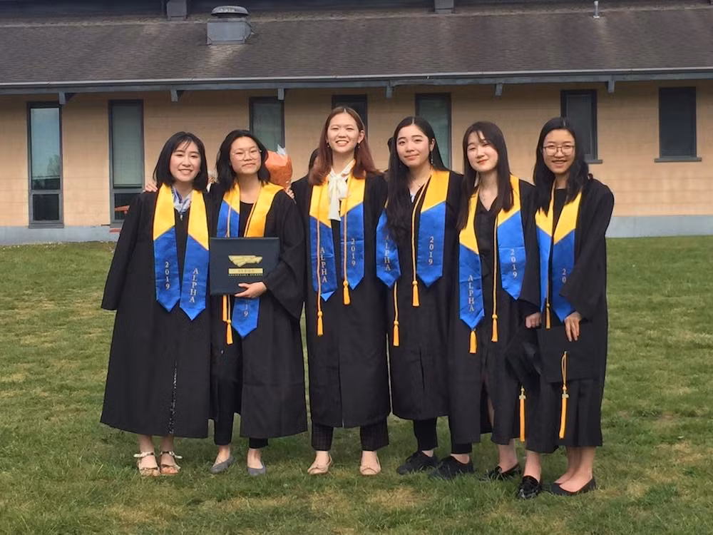 Homi Yamada (ngoài cùng bên phải) trong lễ tốt nghiệp Trung học phổ thông tại trường Alpha secondary school (Canada) Homi Yamada (ngoài cùng bên phải) trong lễ tốt nghiệp Trung học phổ thông tại trường Alpha secondary school (Canada)