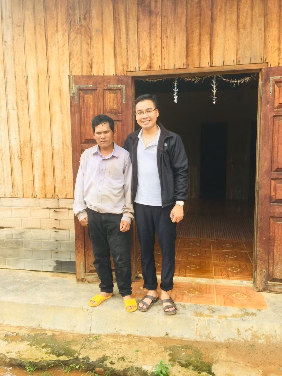 Thầy Duy cùng phụ huynh học sinh trong một lần vận động học sinh tới trường năm học trước. (Ảnh: Nhân vật cung cấp)