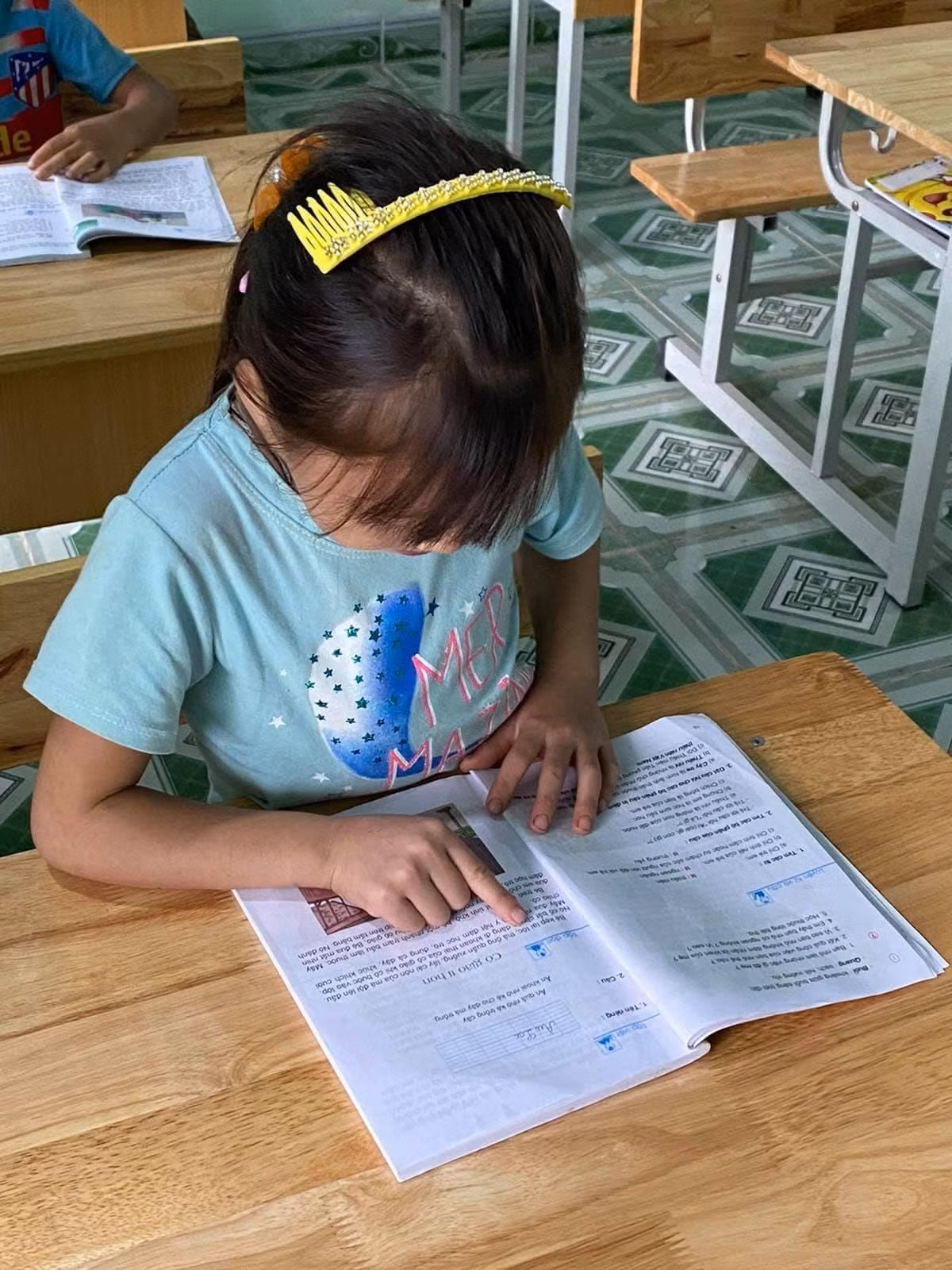 Các thầy cô luôn cố gắng xin đủ sách để học trò yên tâm tới trường. (Ảnh: Nhân vật cung cấp) Các thầy cô luôn cố gắng xin đủ sách để học trò yên tâm tới trường. (Ảnh: Nhân vật cung cấp)
