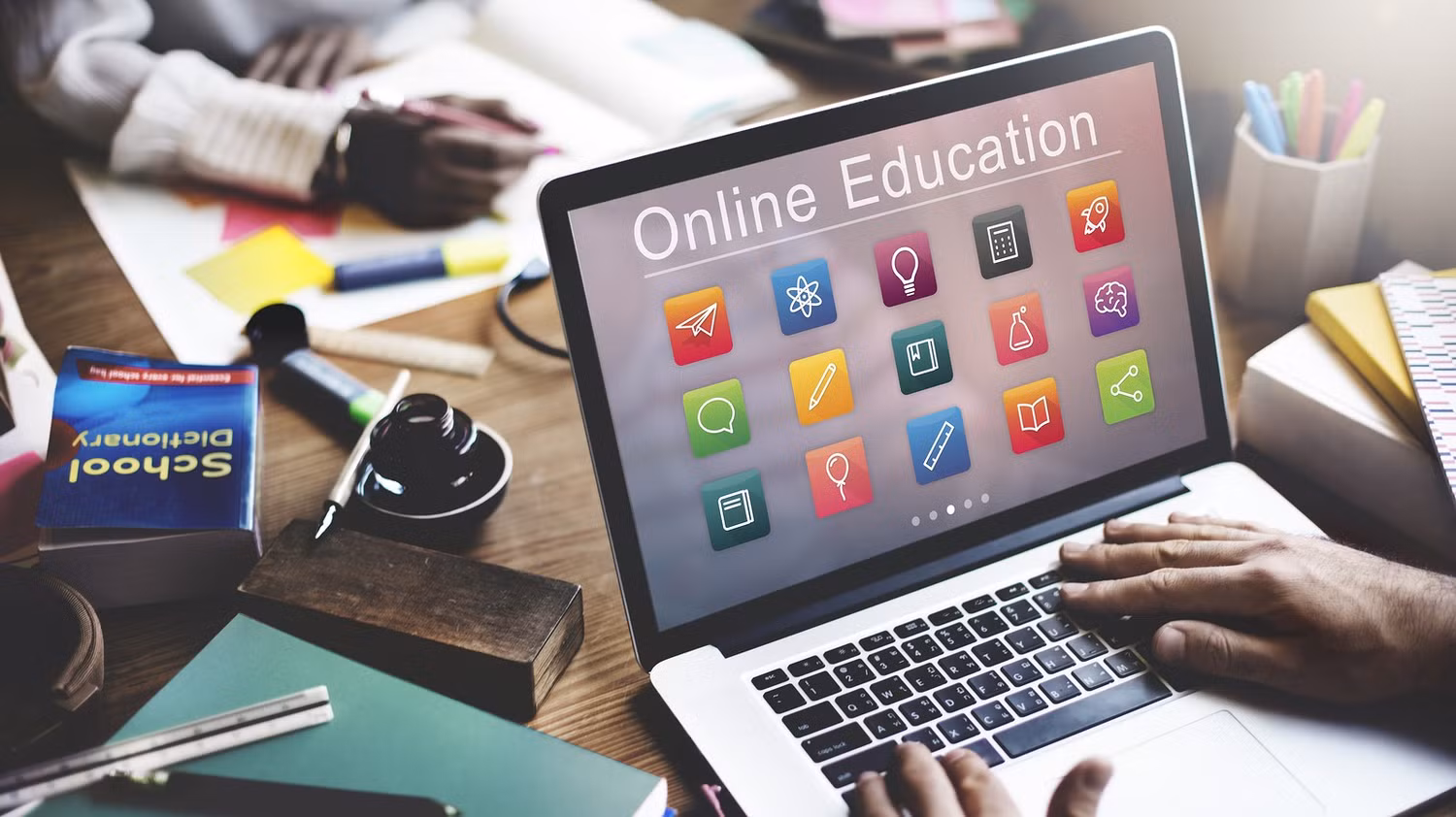 Học online có là giải pháp cho thời đại Internet? (Ảnh minh hoạ: Tesolcourse.edu.vn)