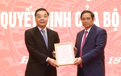 Trưởng Ban Tổ chức Trung ương Phạm Minh Chính trao quyết định của Bộ Chính trị cho đồng chí Chu Ngọc Anh. (Ảnh: VGP/Đoàn Bắc) Trưởng Ban Tổ chức Trung ương Phạm Minh Chính trao quyết định của Bộ Chính trị cho đồng chí Chu Ngọc Anh. (Ảnh: VGP/Đoàn Bắc)
