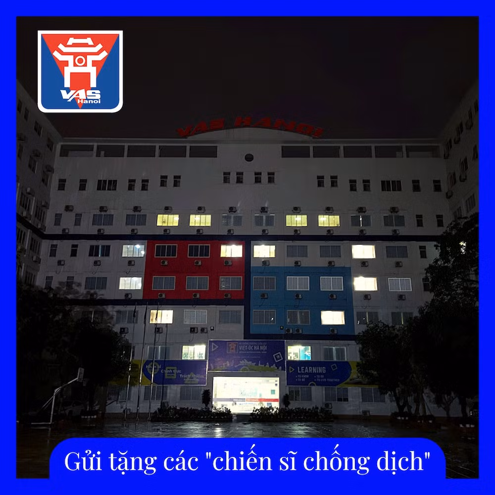 Một trái tim khổng lồ được thắp sáng bằng các phòng học của học sinh, với ý nghĩa: Một trái tim - Triệu lời cảm ơn.