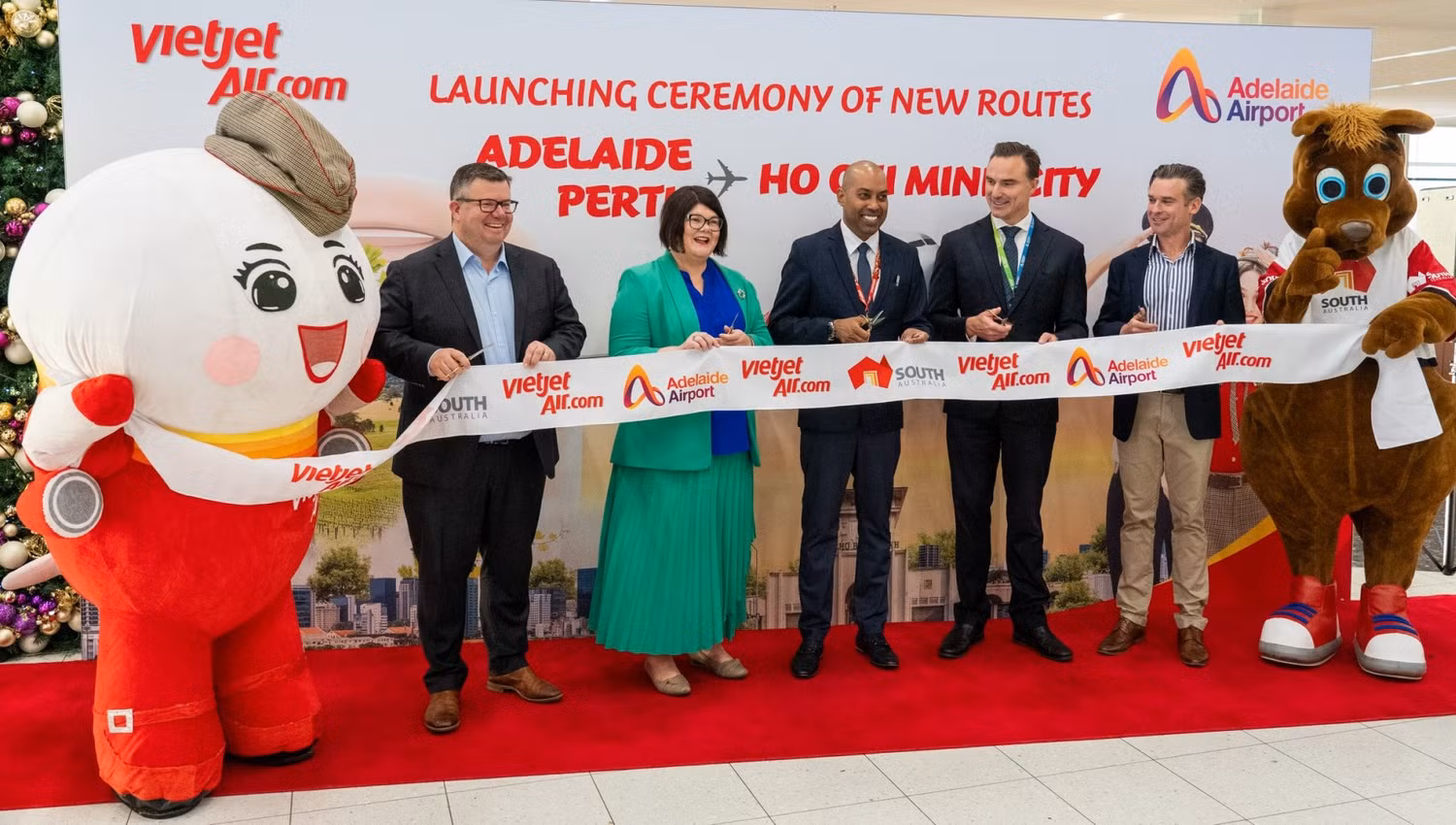 Bộ trưởng Du lịch bang Nam Australia - Zoe Bettison (áo xanh lá cây), đại diện Vietjet và sân bay Adelaide dự lễ khai trương, chúc mừng đường bay mới của Vietjet.