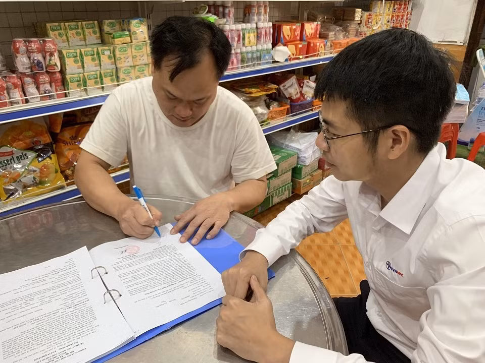 Điện lực các huyện, thành phố các tỉnh miền Bắc đang tiến hành tuyên truyền, thông báo và tổ chức ký thỏa thuận thay đổi lịch ghi chỉ số công tơ với khách hàng.