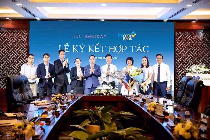 Đại diện PVcomBank và FLC Holiday ký kết hợp đồng hợp tác và trao đổi quà lưu niệm.