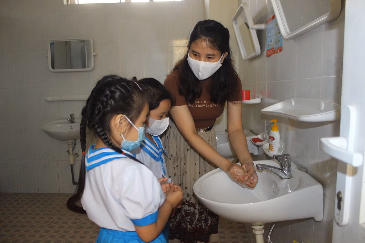 Học sinh thuộc tất cả các bậc học ở địa bàn vùng xanh hoặc vàng ở Quảng Ngãi sẽ trở lại trường học trực tiếp sớm nhất vào ngày 7/2. Ảnh: AN