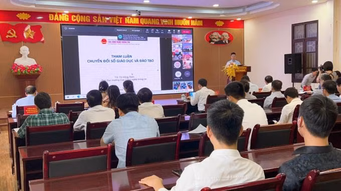 Quang cảnh hội thảo “Ứng dụng chữ ký số, lưu trữ và liên thông điện tử trong chuyển đổi số lĩnh vực Giáo dục và đào tạo thành phố Hải Phòng”. (Ảnh: CTV)
