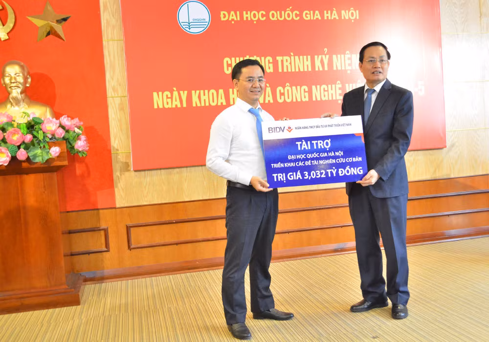 Ông Lê Huy Hoàng – Giám đốc BIDV Chi nhánh Tây Hà Nội trao biểu tưởng số tiền 3,032 tỷ đồng tài trợ của BIDV cho ông Nguyễn Hữu Đức - Phó giám đốc Đại học Quốc gia Hà Nội