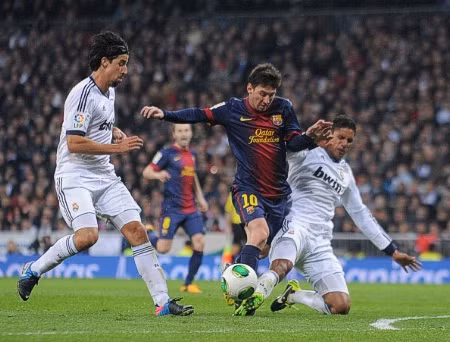 Barcelona đã có lợi thế bàn thắng sân khách sau trận lượt đi, nhưng hàng thủ của họ là vấn đề lớn Barcelona đã có lợi thế bàn thắng sân khách sau trận lượt đi, nhưng hàng thủ của họ là vấn đề lớn