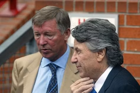 Sir Alex Ferguson và Pini Zahavi có một mối quan hệ rất thân thiết trong hơn 20 năm. Zahavi hiện đang đứng đầu một mạng lưới săn tài năng trẻ và Ferguson là người thường xuyên trả tiền để thuê mạng lưới này.