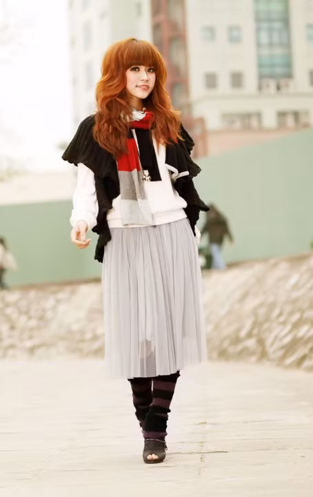 Rất giông một cô gái Nhật. Nói đúng hơn, đây là style dễ bắt gặp trên các tạp chí thời trang dành cho teen girl tại đất nước Mặt trời mọc. Nào áo, nào váy, nào tất, thêm cả màu tóc vàng rực tạo thành một ma nơ canh thời trang mà phụ nữ 7X, đầu 8X "không thể hiểu nổi". Tuy nhiên, với bạn gái trẻ, nó lại gây ấn tượng đặc biệt.
