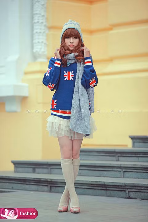 Lạnh lùng, cá tính với áo len xanh, chân váy voan xếp tầng bồng bềnh. Đây là style được nhiều teen girl yêu thích những ngày cuối Đông.