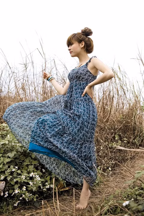 Bay bổng, phiêu du với váv vintage thướt tha trong gió. Chiếc váy đẹp, cách tạo dáng của người trong ảnh cũng đẹp. Hai sự mềm mại hòa trộn vào nhau tạo nên nét thơ cho cả shoot hình.