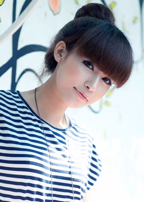 Gương mặt từ góc nhìn cận cho thấy nét thanh tú, khả ái. Chiếc cằm nhọn xinh xinh, đôi mắt to sáng, bừng lên ánh thông minh, cá tính.
