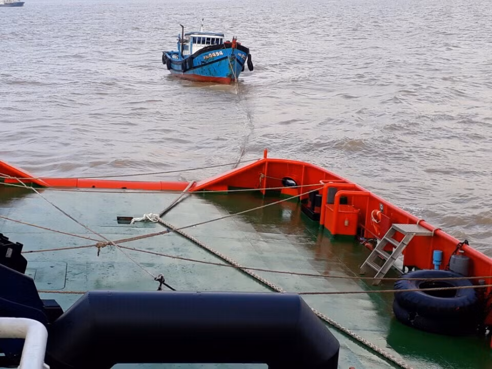 Tàu Cảnh sát biển số hiệu 9002 cứu nạn ba thuyền viên gặp nạn trên biển. (Ảnh: Do Cảnh sát biển Vùng 2 cung cấp) Tàu Cảnh sát biển số hiệu 9002 cứu nạn ba thuyền viên gặp nạn trên biển. (Ảnh: Do Cảnh sát biển Vùng 2 cung cấp)