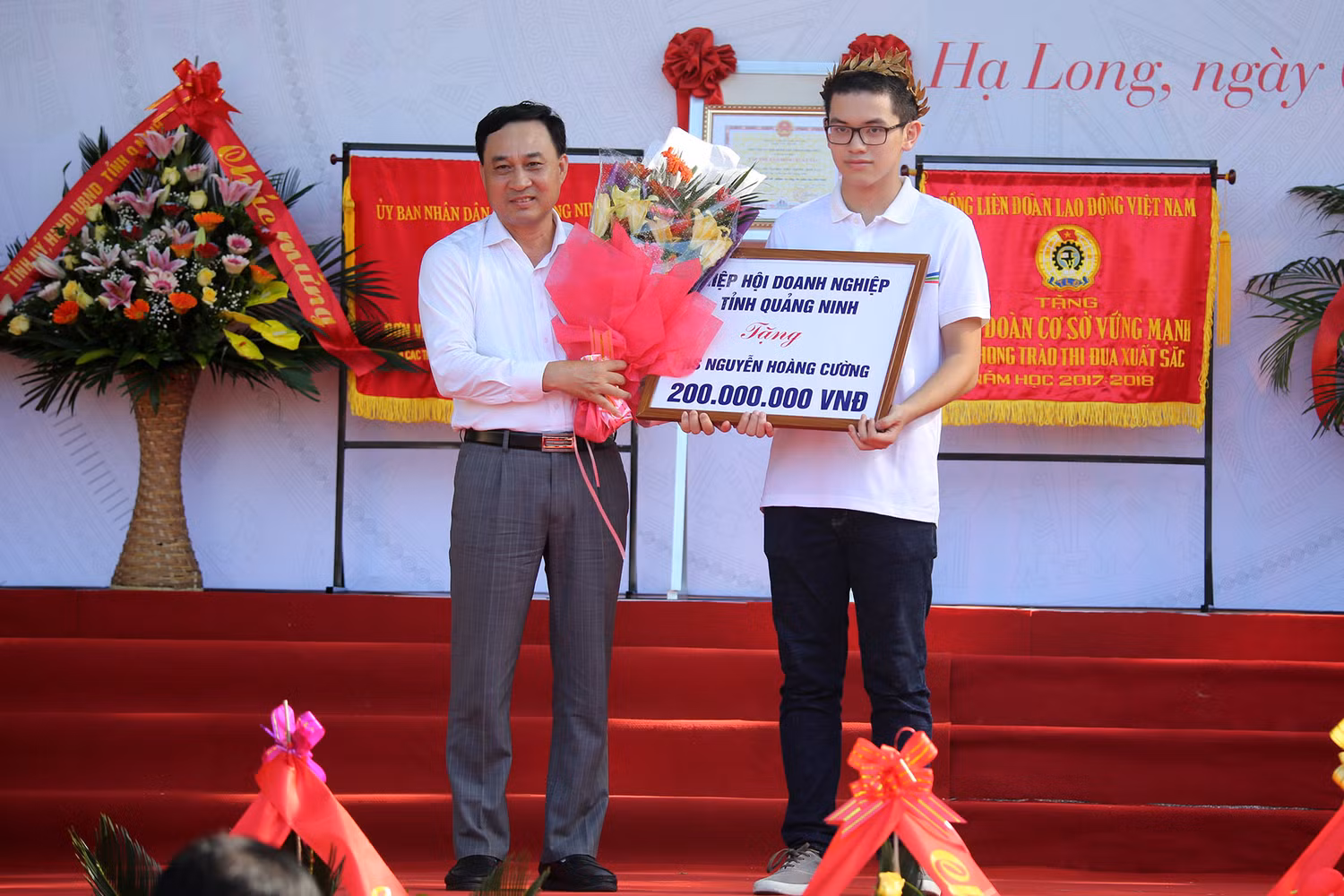 Quán quân Olympia lần thứ 18 Nguyễn Hoàng Cường được trao tặng 200 triệu đồng (Ảnh: CTV) Quán quân Olympia lần thứ 18 Nguyễn Hoàng Cường được trao tặng 200 triệu đồng (Ảnh: CTV)